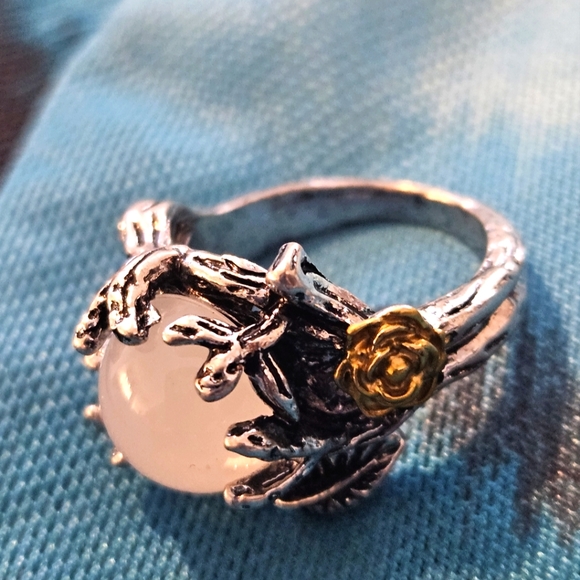 Beautiful ring - Picture 1 of 7